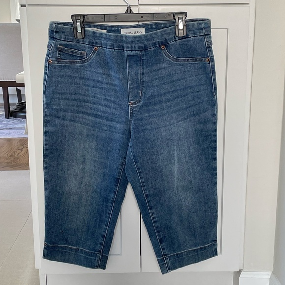 Tribal Brand Audrey Mid-Rise Capri Jean in Medium Wash Size 12 - Picture 1 of 7